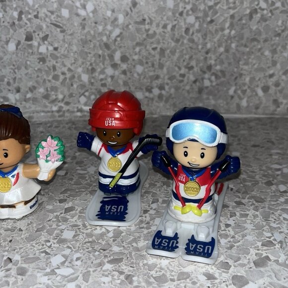 Fisher Price Little People 2022 Winter Olympics with Snowboards & Others Figures - Picture 5 of 11
